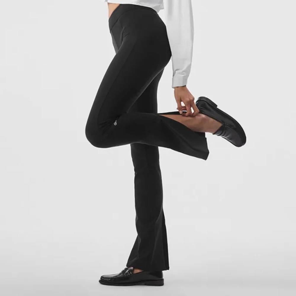 Alo Yoga Airbrush High-Waist Kick-Back Legging in Black